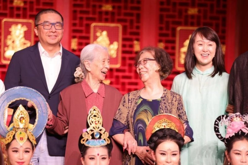 “花开敦煌·舞动千年”惊艳，景泰蓝《和平鸽大圆盘》同台绽放(图3)