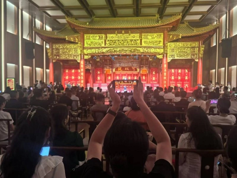 “花开敦煌·舞动千年”惊艳，景泰蓝《和平鸽大圆盘》同台绽放(图2)