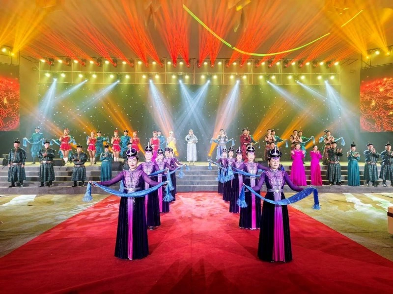 赏胡杨林观歌舞秀,金秋额济纳以文化演艺激活文旅新生态(图2) 赏胡杨林观歌舞秀,金秋额济纳以文化演艺激活文旅新生态(图2)