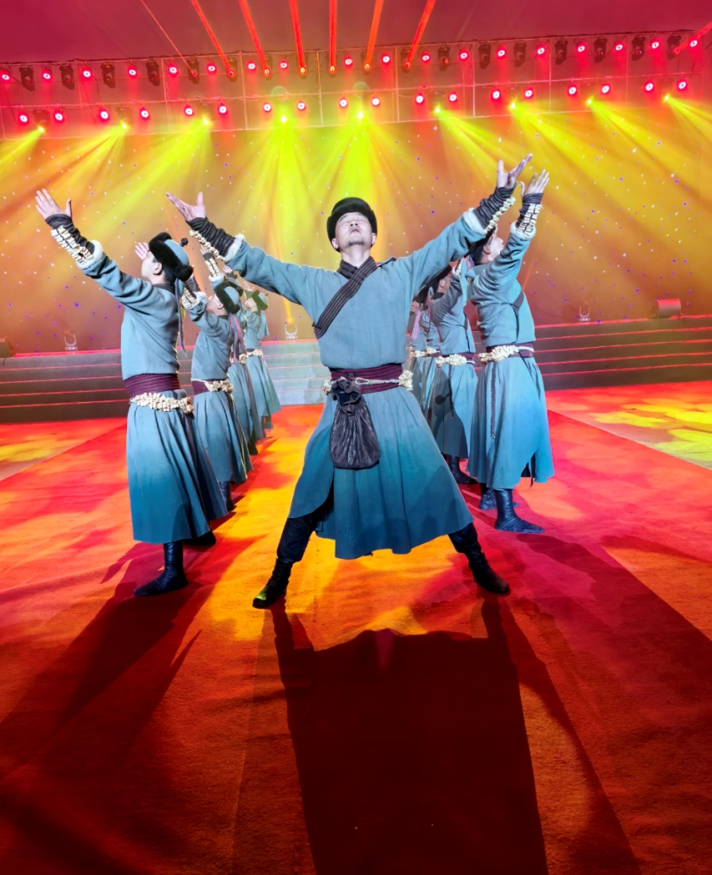 赏胡杨林观歌舞秀,金秋额济纳以文化演艺激活文旅新生态(图6) 赏胡杨林观歌舞秀,金秋额济纳以文化演艺激活文旅新生态(图6)