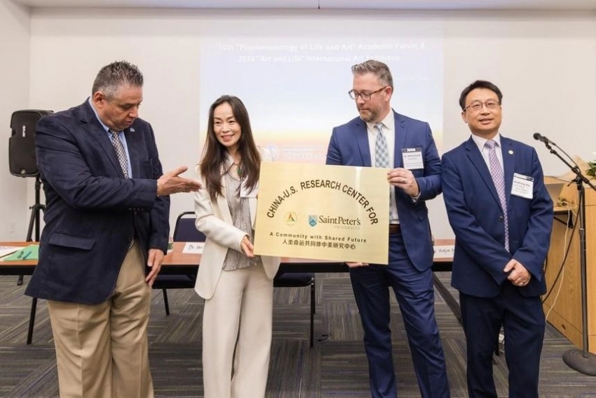 2024“艺术与生命”国际艺术邀请展  暨第十届“生命艺术现象学”学术论坛在美国圣彼得大学举行(图6) 2024“艺术与生命”国际艺术邀请展暨第十届“生命艺术现象学”学术论坛在美国圣彼得大学举行(图6)