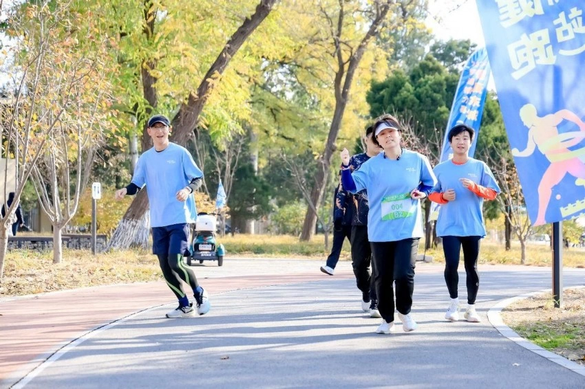 “健康东城 活力健跑”环湖接力赛（龙潭中湖站）鸣笛开赛(图3)