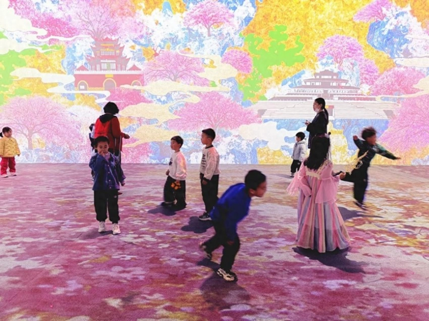 “樱花奇境沉浸式光影空间”新媒体艺术展，重塑文旅教育新生态(图1)