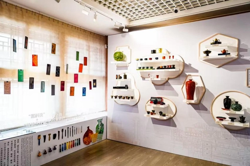 重庆城口“忘我”漆艺作品展在京启幕,百余件残疾人非遗作品亮相故宫博物院(图3) 重庆城口“忘我”漆艺作品展在京启幕,百余件残疾人非遗作品亮相故宫博物院(图3)