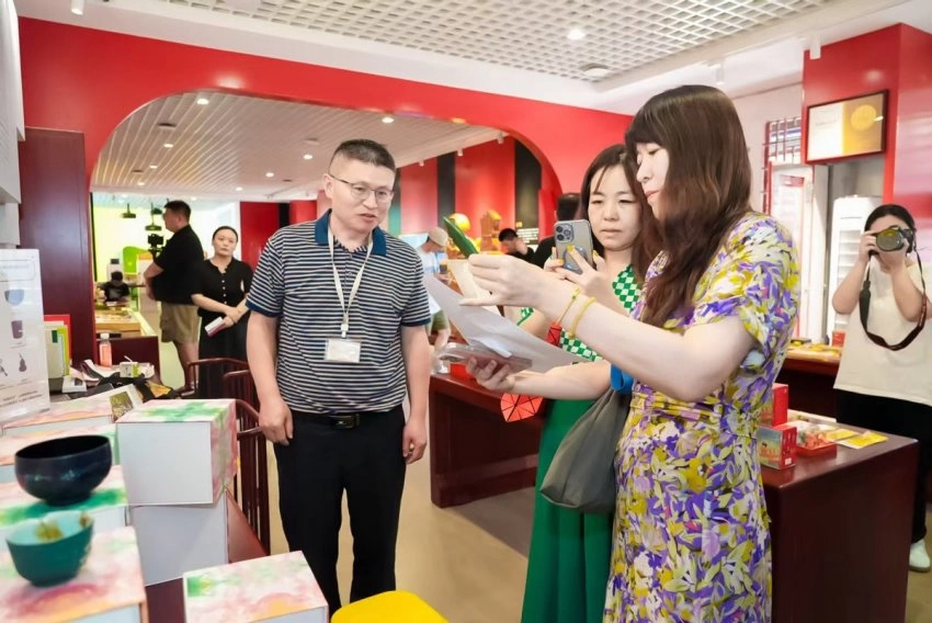 重庆城口“忘我”漆艺作品展在京启幕,百余件残疾人非遗作品亮相故宫博物院(图19) 重庆城口“忘我”漆艺作品展在京启幕,百余件残疾人非遗作品亮相故宫博物院(图19)