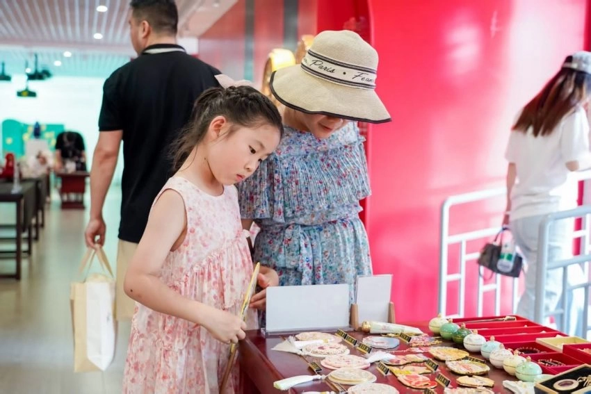 重庆城口“忘我”漆艺作品展在京启幕,百余件残疾人非遗作品亮相故宫博物院(图23) 重庆城口“忘我”漆艺作品展在京启幕,百余件残疾人非遗作品亮相故宫博物院(图23)