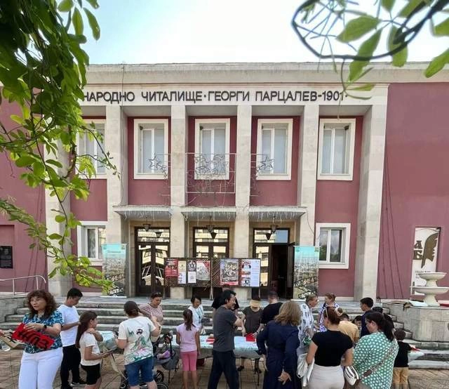 “近与远:中保长期艺术交流项目——‘新视野’列夫斯基市捐赠展”隆重开幕(图10) “近与远:中保长期艺术交流项目——‘新视野’列夫斯基市捐赠展”隆重开幕(图10)