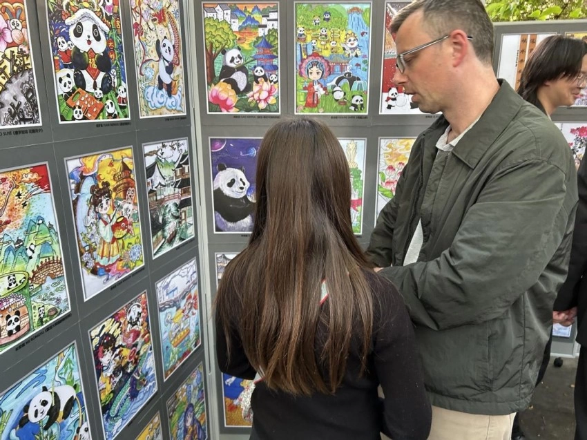 2025“熊猫杯”青少年美育文创大展·英国站在爱丁堡艺术节举行(图3) 2025“熊猫杯”青少年美育文创大展·英国站在爱丁堡艺术节举行(图3)