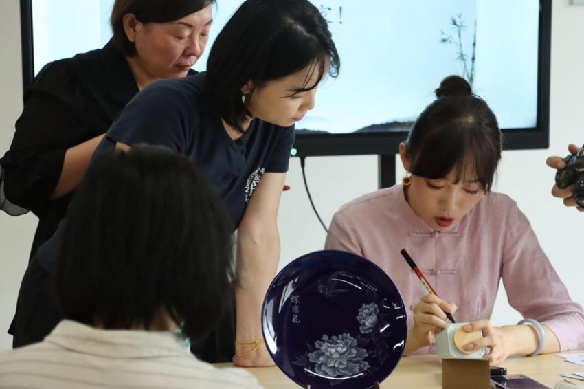 “刀笔镌瓷谢师恩”非遗刻瓷茶罐制作体验活动举办(图5)