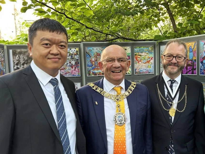 第四届“人美杯”青少年书画大展在英国站爱丁堡艺术节举行(图3) 第四届“人美杯”青少年书画大展在英国站爱丁堡艺术节举行(图3)