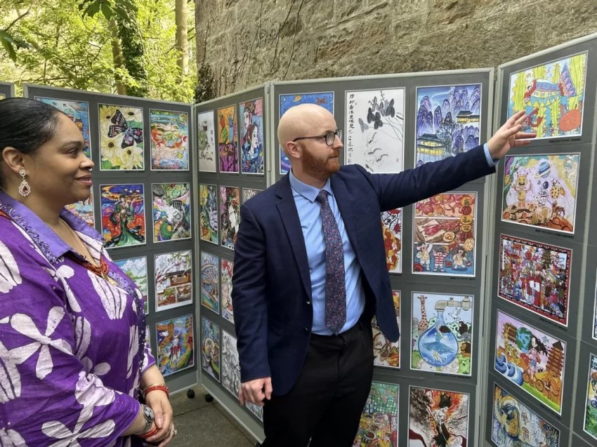 第四届“人美杯”青少年书画大展在英国站爱丁堡艺术节举行(图4) 第四届“人美杯”青少年书画大展在英国站爱丁堡艺术节举行(图4)