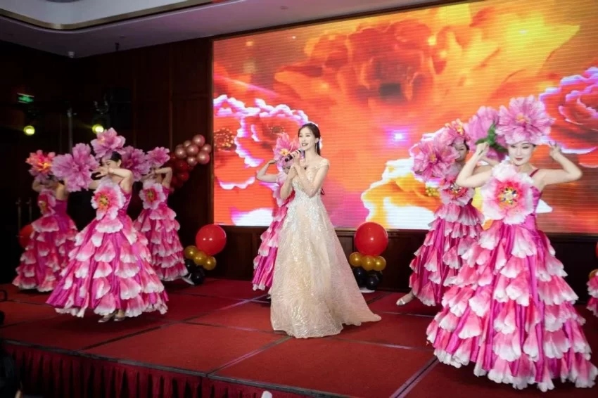 庆国庆 迎仲秋“香玉剧社”率梨园群星共同举办尊师助老茶话会(图4) 庆国庆 迎仲秋“香玉剧社”率梨园群星共同举办尊师助老茶话会(图4)