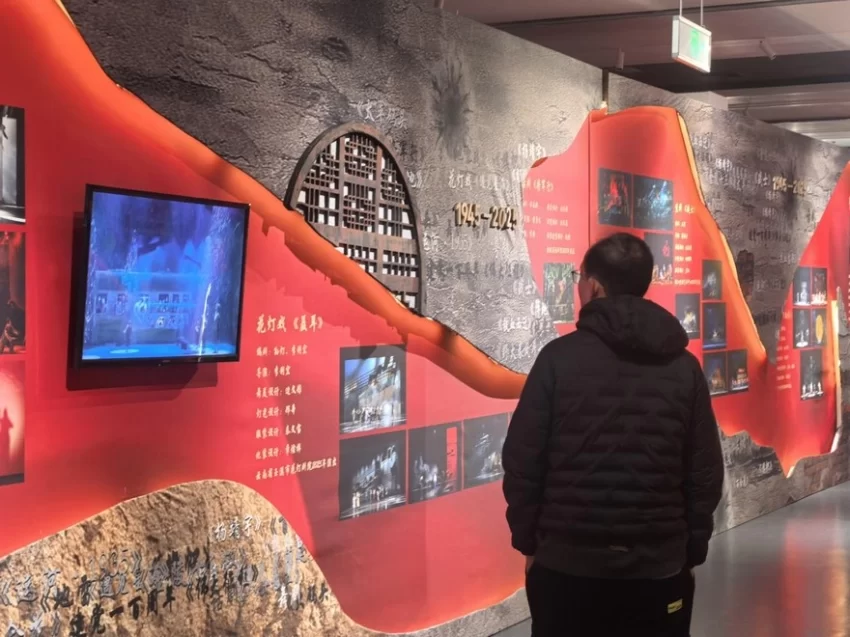 纪念抗战胜利八十周年舞台美术作品展(西安站)在西安浐灞丝路国际文化艺术中心开幕(图1) 纪念抗战胜利八十周年舞台美术作品展(西安站)在西安浐灞丝路国际文化艺术中心开幕(图1)