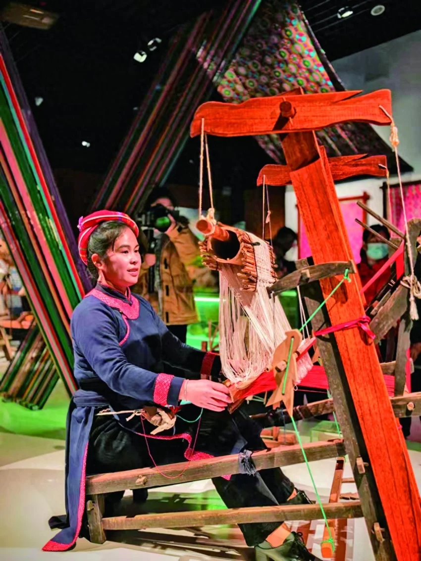 李素英：把壮锦老纹样装进“新瓶子”