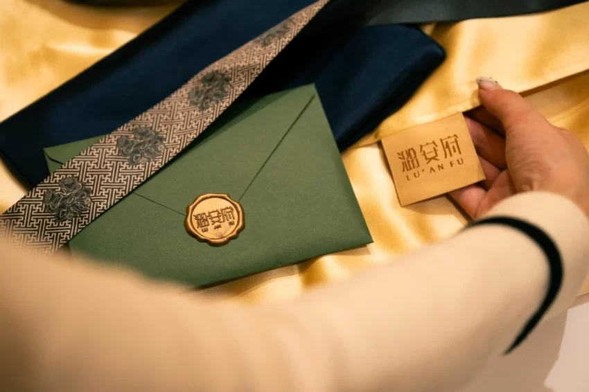 东方风韵舞动巴黎——高平潞绸二度闪耀巴黎名媛舞会(图2)