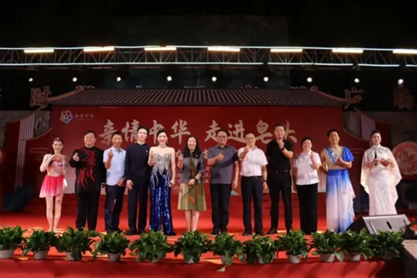 “亲情中华”慰问演出在江西皂头上演,金响等演职人员倾情献艺(图1) “亲情中华”慰问演出在江西皂头上演,金响等演职人员倾情献艺(图1)