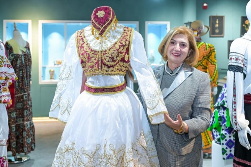 “文明的交响・多国传统服饰精品展”精彩亮相第九届北京红桥国际珍珠文化节(图2) “文明的交响・多国传统服饰精品展”精彩亮相第九届北京红桥国际珍珠文化节(图2)