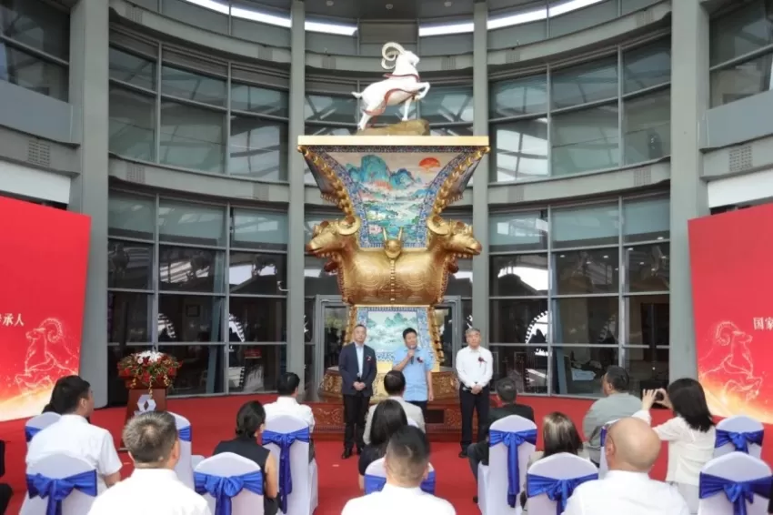吉尼斯世界纪录铜雕景泰蓝《盛世五羊尊》在河北迁西落成(图9) 吉尼斯世界纪录铜雕景泰蓝《盛世五羊尊》在河北迁西落成(图9)