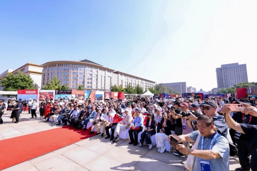 北京摄影周2026:品牌项目持续联通大众,让摄影成为全民可以参与的艺术形式(图1) 北京摄影周2026:品牌项目持续联通大众,让摄影成为全民可以参与的艺术形式(图1)