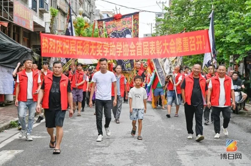 开局即无敌!汇聚68万善款、新科北大博士等199人获奖!首届博白须无奖学大会成功举办(图7) 开局即无敌!汇聚68万善款、新科北大博士等199人获奖!首届博白须无奖学大会成功举办(图7)