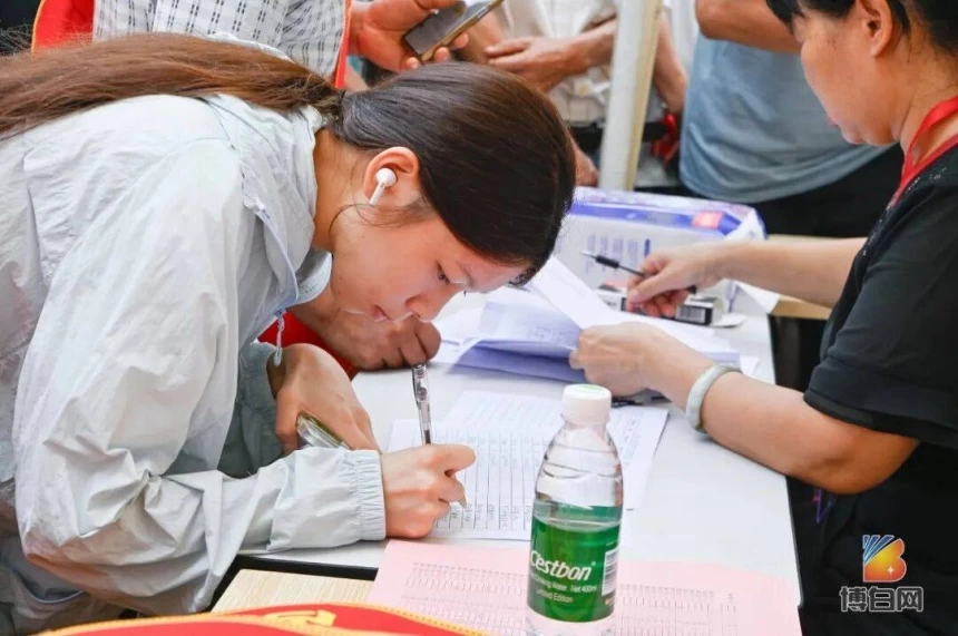 开局即无敌!汇聚68万善款、新科北大博士等199人获奖!首届博白须无奖学大会成功举办(图13) 开局即无敌!汇聚68万善款、新科北大博士等199人获奖!首届博白须无奖学大会成功举办(图13)
