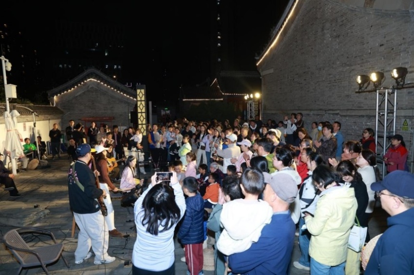 古寺搭台，居民演身边人、说身边事——原创沉浸式戏剧《家在回天》引共鸣(图6)