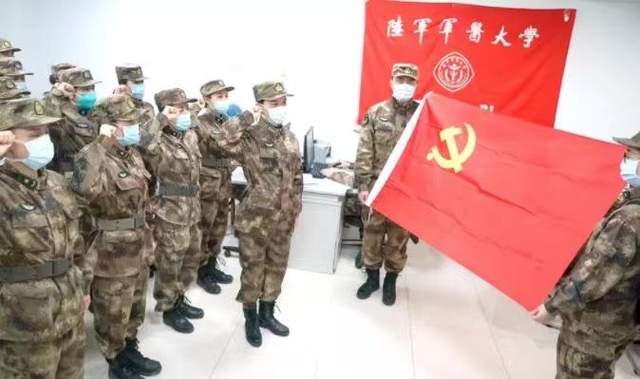 《党旗高高飘扬》:唱出党员向党倾诉的心声(图2) 《党旗高高飘扬》:唱出党员向党倾诉的心声(图2)