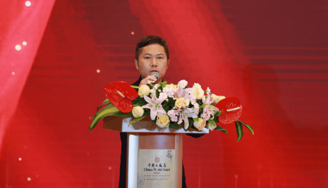 张同禄80大寿成就之作花丝景泰蓝《盛世荣光》同心尊在京首发(图2) 张同禄80大寿成就之作花丝景泰蓝《盛世荣光》同心尊在京首发(图2)