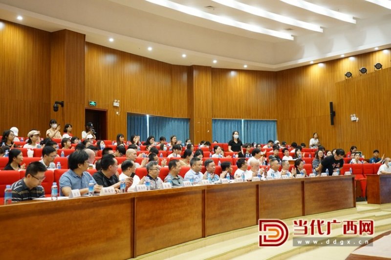 《新时代颂——石才夫朗诵诗选》新书发布会暨阅读分享会在南宁举行(图2) 《新时代颂——石才夫朗诵诗选》新书发布会暨阅读分享会在南宁举行(图2)