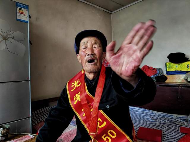 七一,走进老党员——农民摄影人杨晓勇为农民党员入户留影(图4) 七一,走进老党员——农民摄影人杨晓勇为农民党员入户留影(图4)