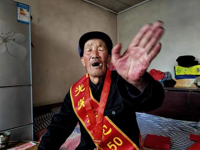 七一，走进老党员——农民摄影人杨晓勇为农民党员入户留影(图4)