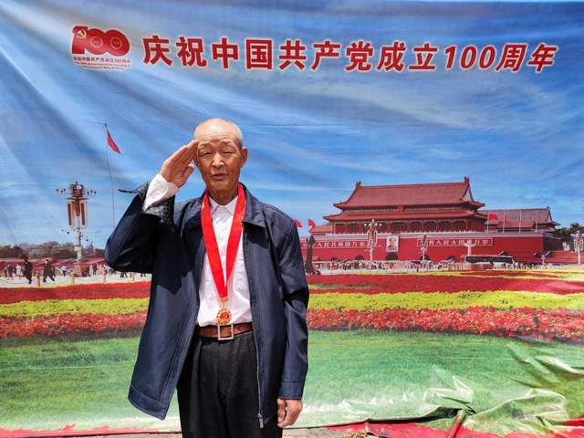 七一,走进老党员——农民摄影人杨晓勇为农民党员入户留影(图1) 七一,走进老党员——农民摄影人杨晓勇为农民党员入户留影(图1)