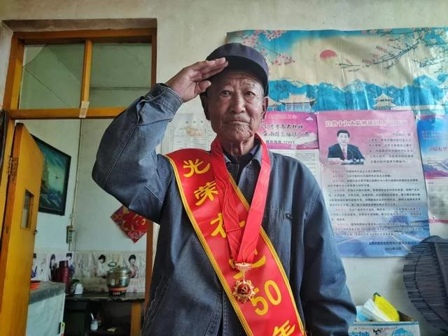 七一，走进老党员——农民摄影人杨晓勇为农民党员入户留影(图2)