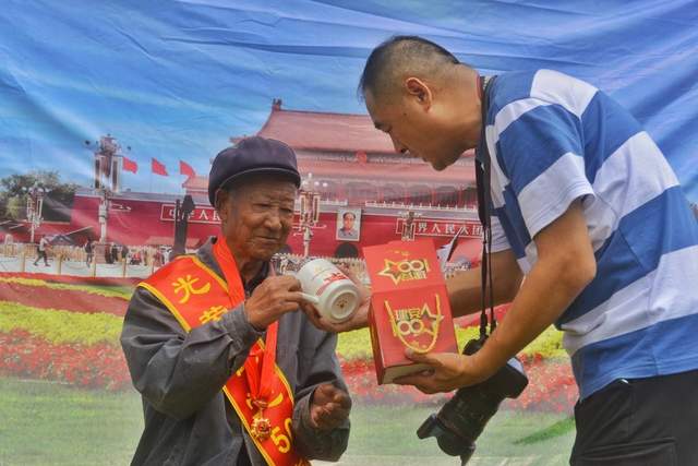 七一,走进老党员——农民摄影人杨晓勇为农民党员入户留影(图11) 七一,走进老党员——农民摄影人杨晓勇为农民党员入户留影(图11)