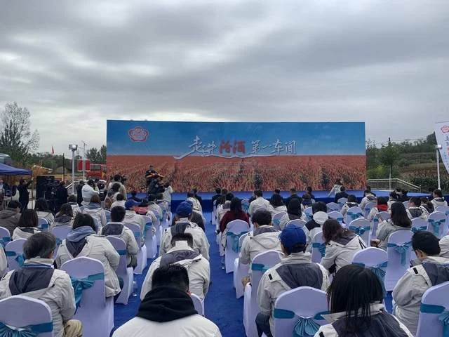全国主流媒体走进汾酒“第一车间”，探寻清香品格“粮心”起点(图2)