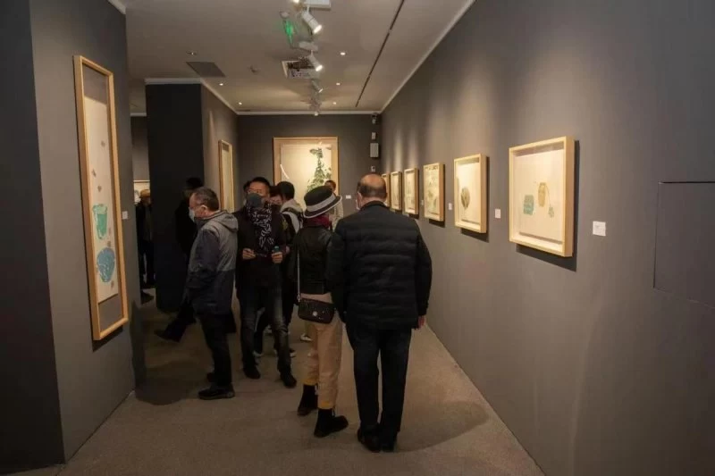 以瓷入画描绘古瓷之美,“素笔珠山——宿利群绘画展”开幕(图4) 以瓷入画描绘古瓷之美,“素笔珠山——宿利群绘画展”开幕(图4)
