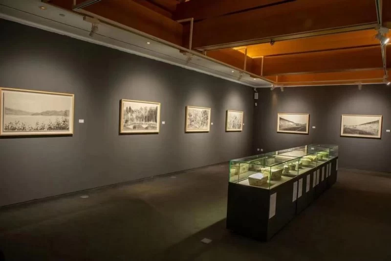 以瓷入画描绘古瓷之美,“素笔珠山——宿利群绘画展”开幕(图5) 以瓷入画描绘古瓷之美,“素笔珠山——宿利群绘画展”开幕(图5)