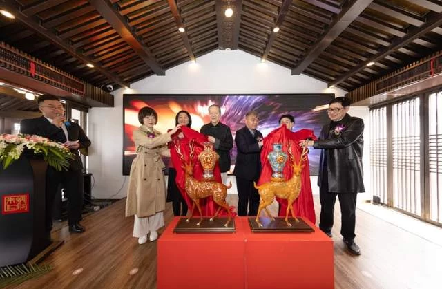 朱炳仁钟连盛大师联袂创作《福禄中国尊》铜雕景泰蓝在杭首发(图6) 朱炳仁钟连盛大师联袂创作《福禄中国尊》铜雕景泰蓝在杭首发(图6)