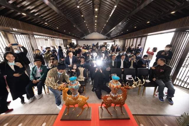朱炳仁钟连盛大师联袂创作《福禄中国尊》铜雕景泰蓝在杭首发(图12) 朱炳仁钟连盛大师联袂创作《福禄中国尊》铜雕景泰蓝在杭首发(图12)