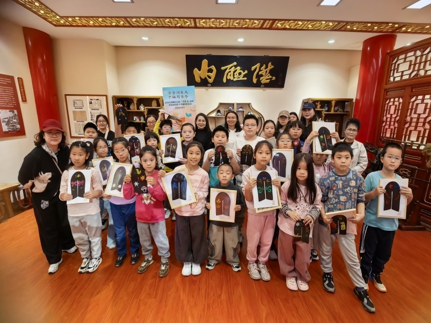 北京西城区妇联举办“书香・家・春秋”家庭阅读中轴线线下体验活动(图4) 北京西城区妇联举办“书香・家・春秋”家庭阅读中轴线线下体验活动(图4)