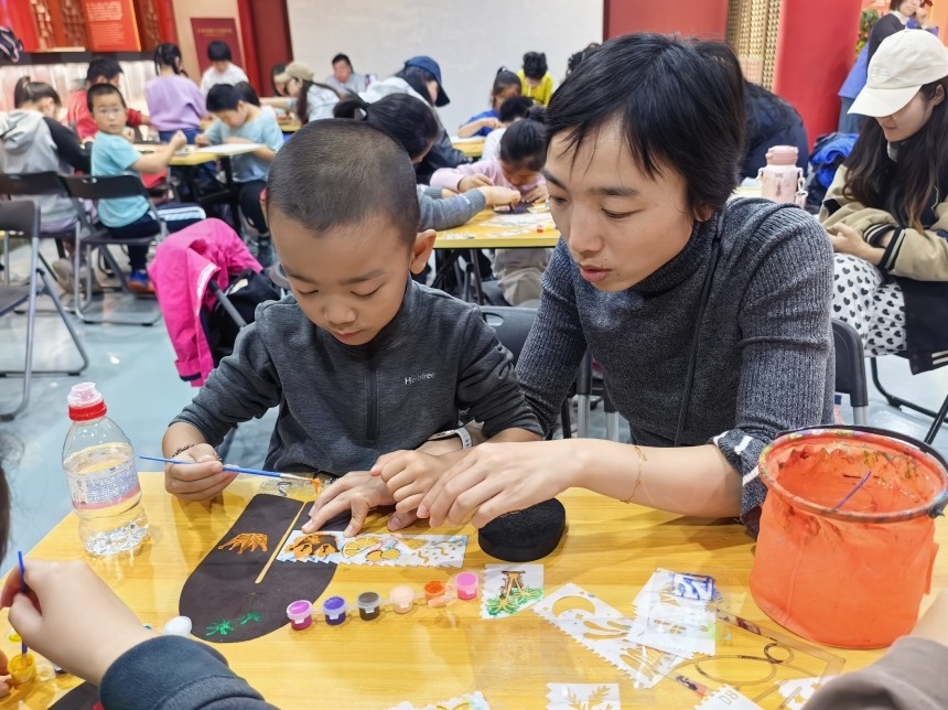 北京西城区妇联举办“书香・家・春秋”家庭阅读中轴线线下体验活动(图3) 北京西城区妇联举办“书香・家・春秋”家庭阅读中轴线线下体验活动(图3)