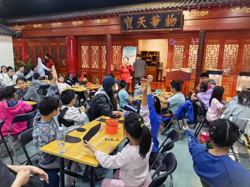 北京西城区妇联举办“书香・家・春秋”家庭阅读中轴线线下体验活动(图2) 北京西城区妇联举办“书香・家・春秋”家庭阅读中轴线线下体验活动(图2)